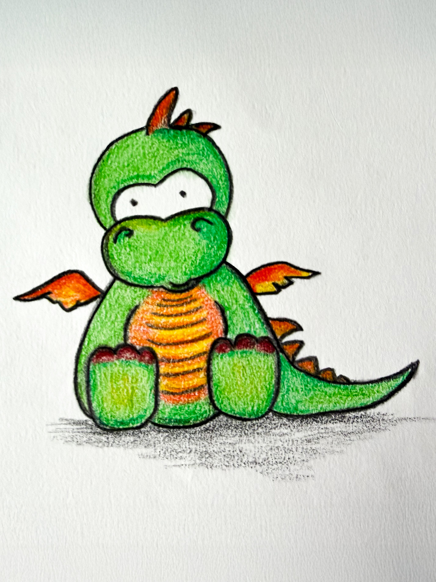 Zeichnung vom Drachen Drummel im sitzen.