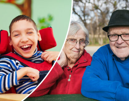 Startseite Slider 1_Mobil Lachender behinderter Junge, älteres Ehepaar, Frau im Rollstuhl die einen Hund streichelt